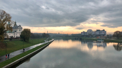Zabytkowy kościół na Skałce wznoszący się nad brzegiem Wisły w Krakowie, widoczny z trasy rowerowej.