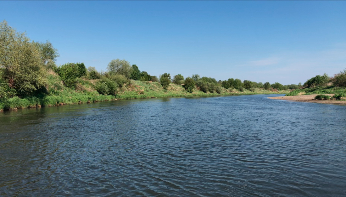 Tradycyjny prom na Wiśle Rower szosowy na tradycyjnym promie rzecznym przecinającym Wisłę w okolicy Czernichowa – jedna z największych atrakcji lokalnych tras rowerowych.